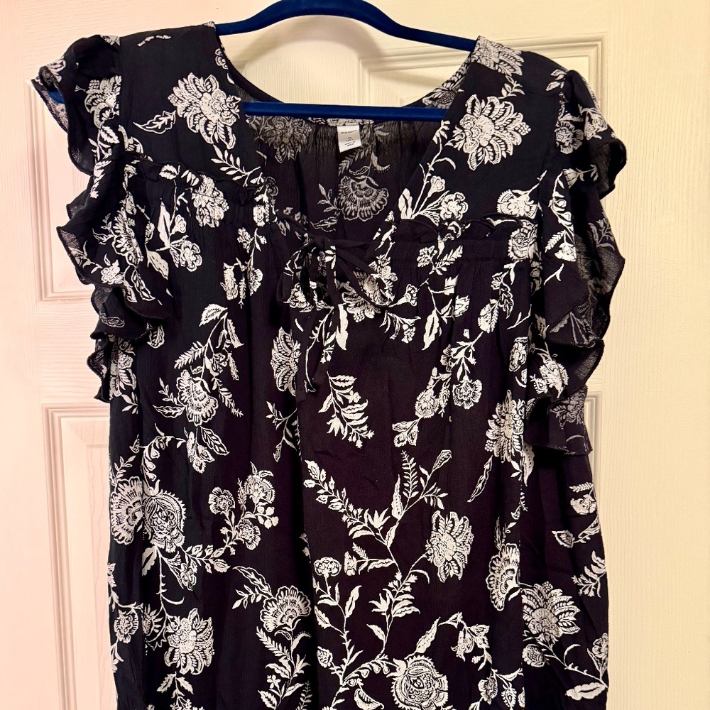 Sleeveless pullover top. (Old Navy)